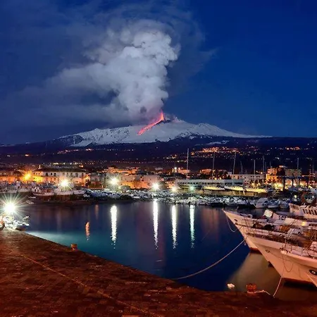 Tra Il Fuoco Dell'etna E Taormina *